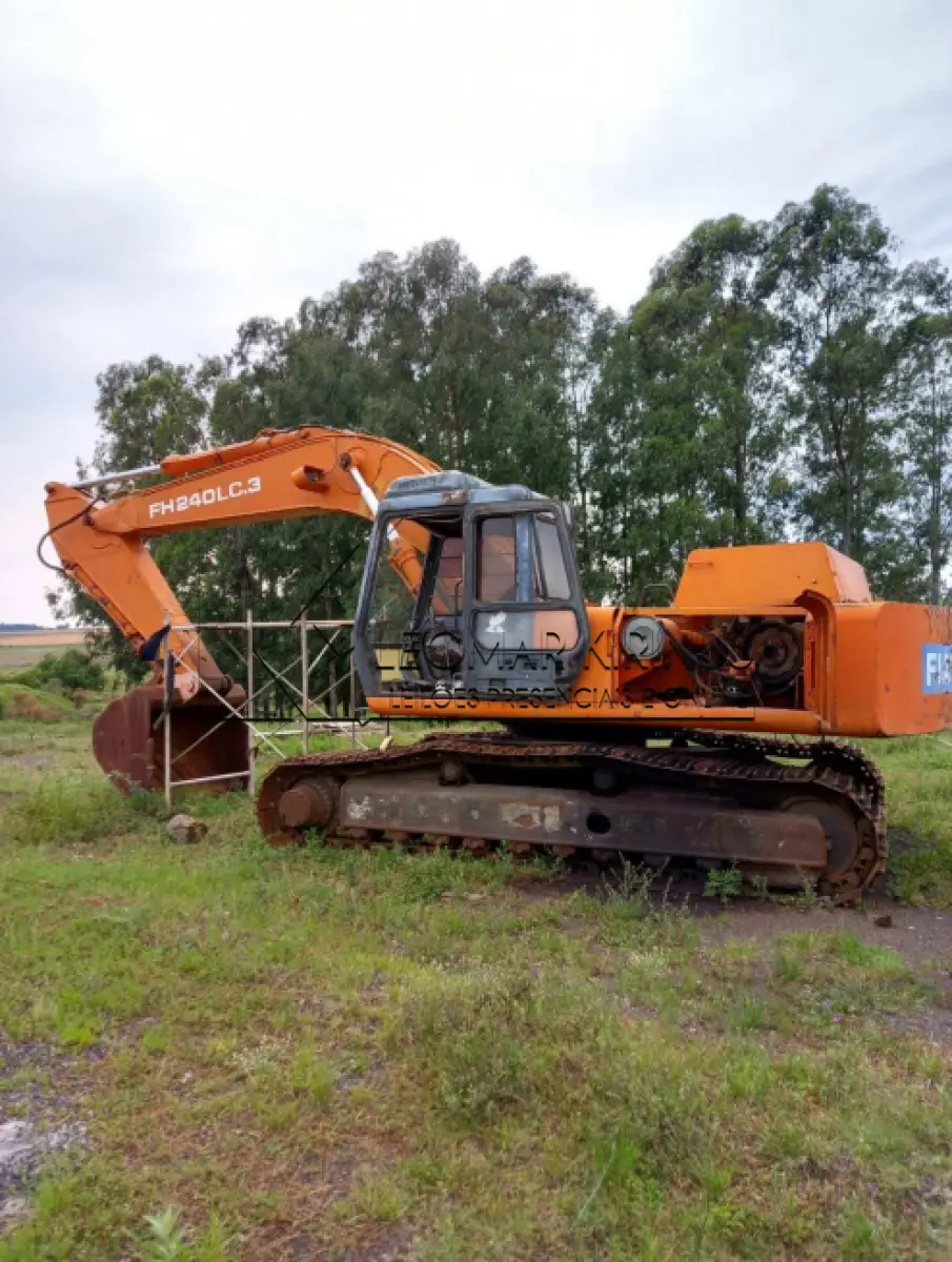 LOTE 001 - ESCAVADEIRA FIATALLIS