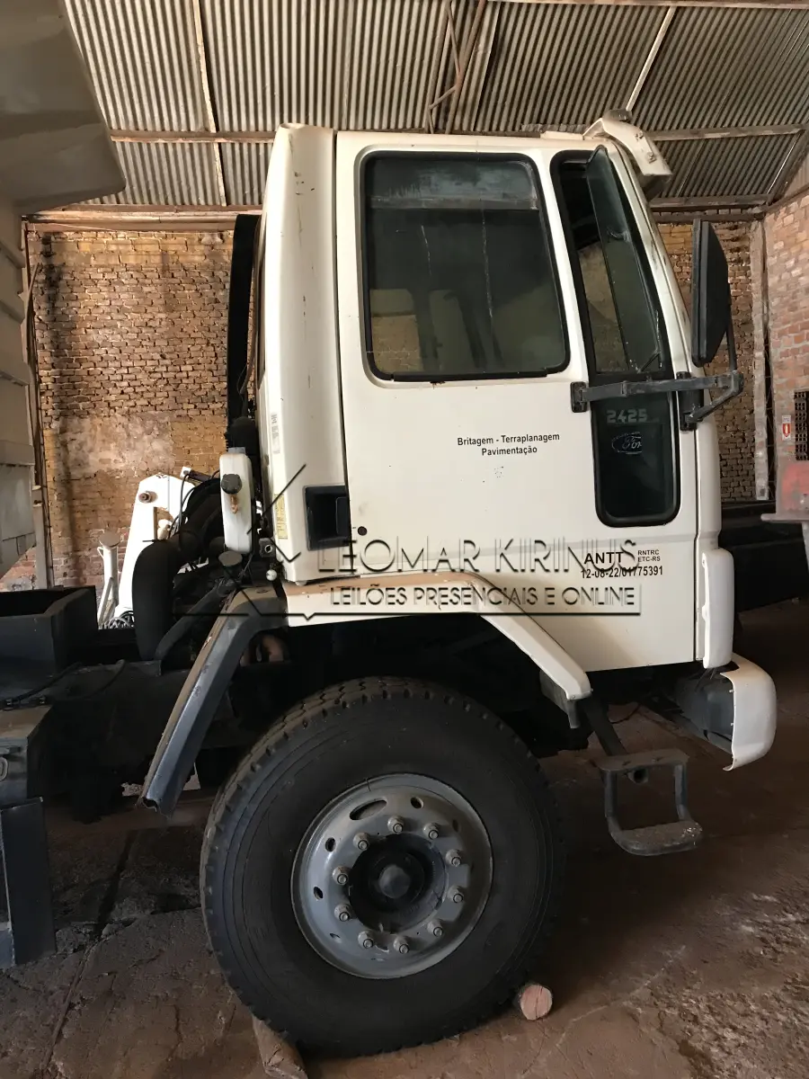 LOTE 001 - FORD CARGO 2425